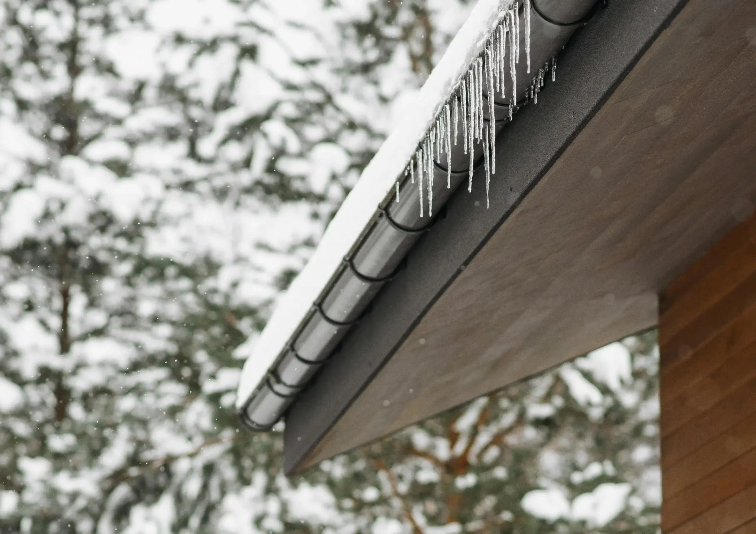 سیستم ذوب برف ساختمان؛ از رمپ خودرو تا پشتبام 4 جلوگیری از یخزدگی ناودان، گاتر و گریل